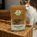 2. Produktbild: Kräuterkapseln Schilddrüse für Katzen - mit Katze im Hintergrund